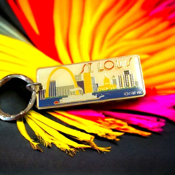 St Louis Missouri old vintage metal keychain - Picture 2 of 2